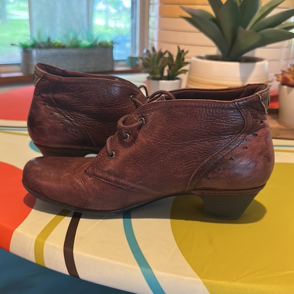 Cobb Hill Aria lace up ankle boot, distressed leather, Merlot red, size 8.5 - Picture 10 of 10